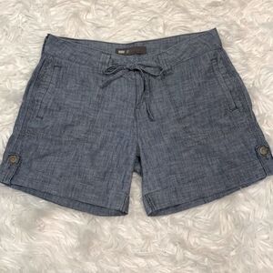 LEVI’S chambray shorts pockets front and back cuffed & tabbed hemline waist 27